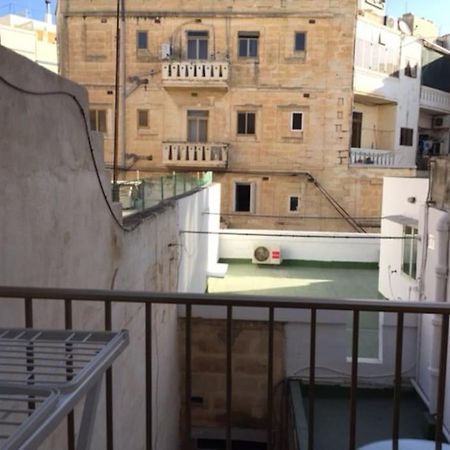 Gzira / Sliema Wifi & Ac ! Great Value & Location Apartment Luaran gambar
