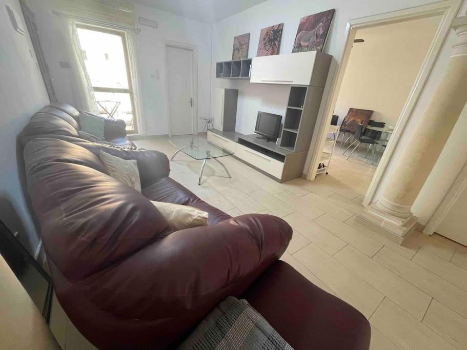 Gzira / Sliema Wifi & Ac ! Great Value & Location Apartment Luaran gambar