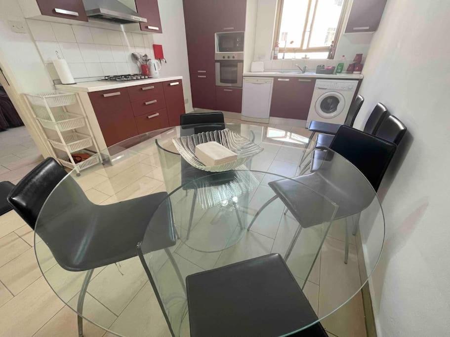 Gzira / Sliema Wifi & Ac ! Great Value & Location Apartment Luaran gambar